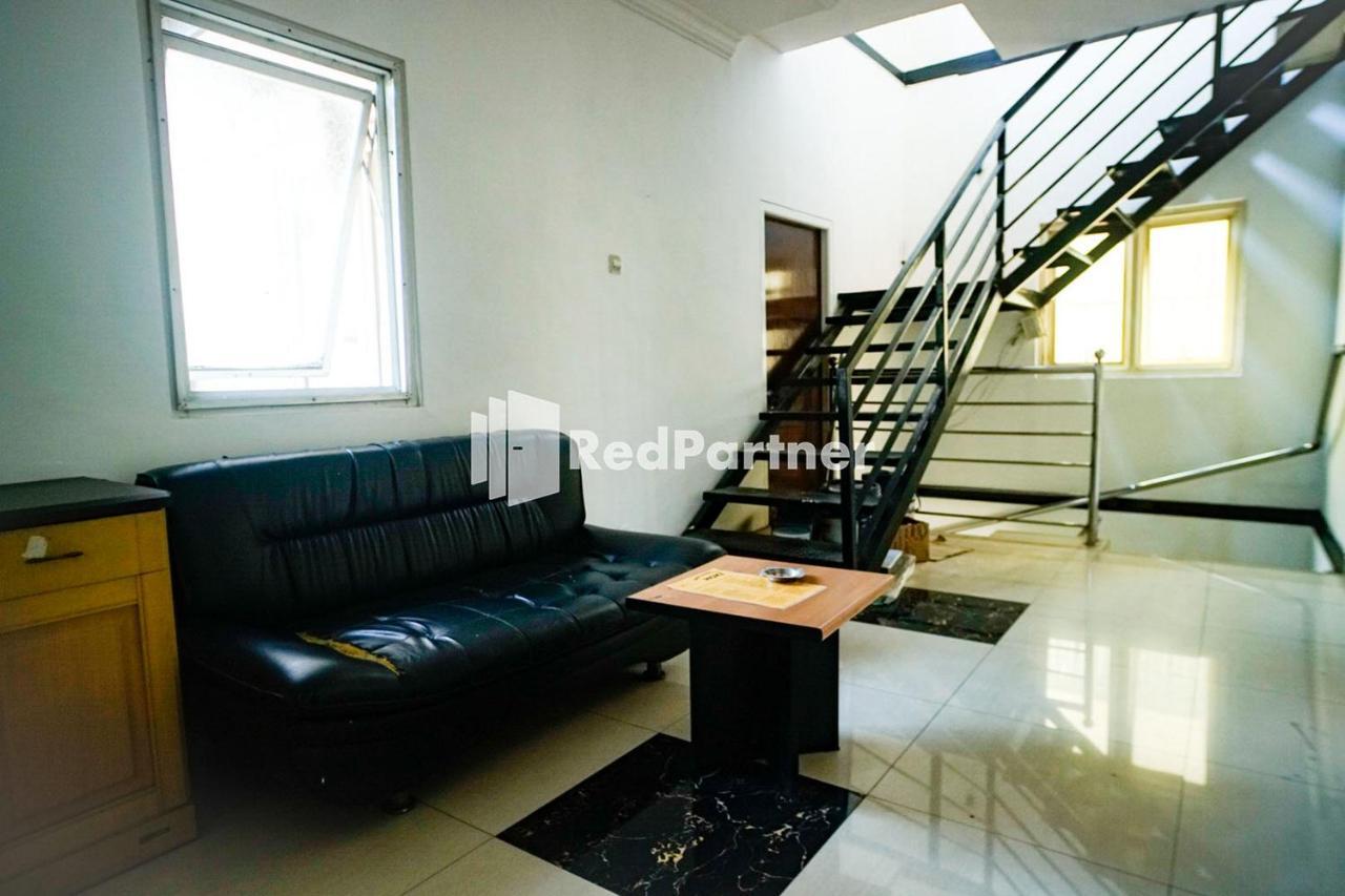 Hoki Homestay Redpartner Сурабая Екстериор снимка