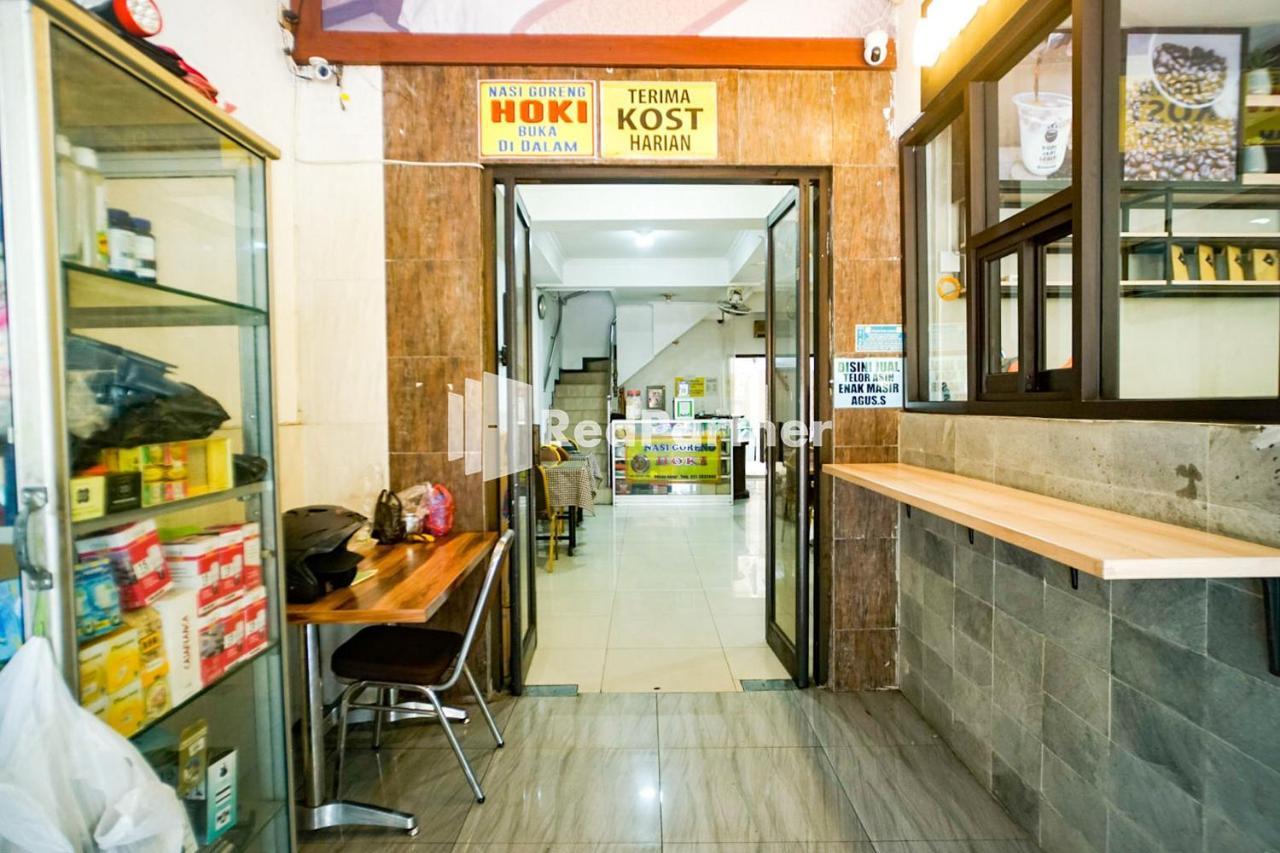Hoki Homestay Redpartner Сурабая Екстериор снимка