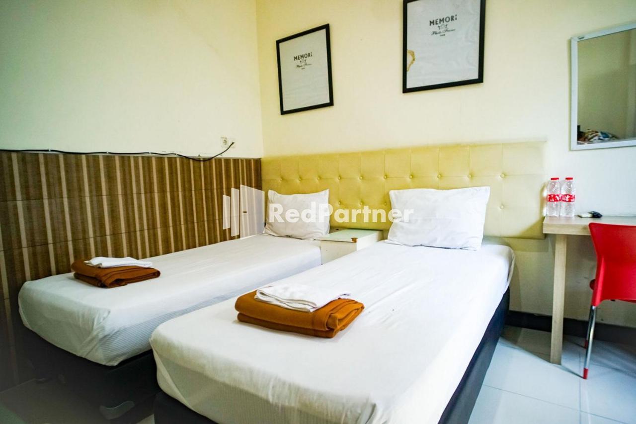 Hoki Homestay Redpartner Сурабая Екстериор снимка